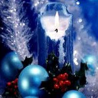 синие шары и новогодняя свеча