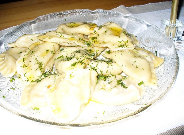 вареники с картофелем на блюде