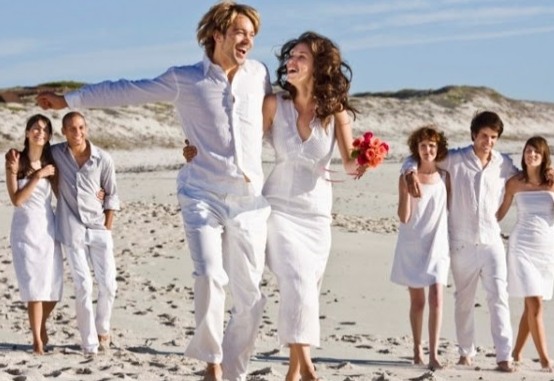 жених и невеста свадьба в теплых странах босиком по песку