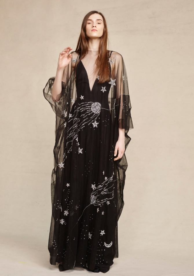 длинное новогоднее прозрачное платье-чехол из черной органзы с аппликациями поверх черного платья