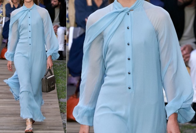 платья для пожилых с подиума на лето 2020 года, модель прямого покроя с длинным рукавом, голубого нежного оттенка с воротником-стойкой, завязывающейся на бант, с передней рубашечной застежкой, длина до щиколотки