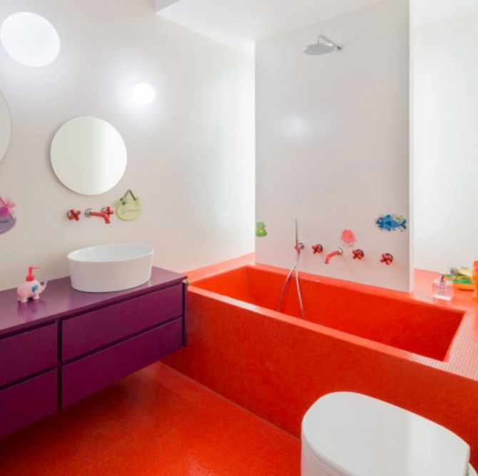 ванная комната красного цвета и дизайна
