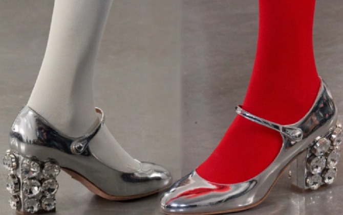 вечерние туфли в стиле Мэри Джейн (Mary Jane shoes) с зеркальной серебряной поверхностью и с инкрустированными каменьями каблуками