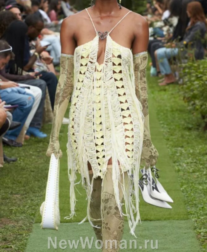 платье в технике кроше - вязаное кремовое дырчатое летнее платье 2024 года с косыми бретелями, рваным подолом и бахромой