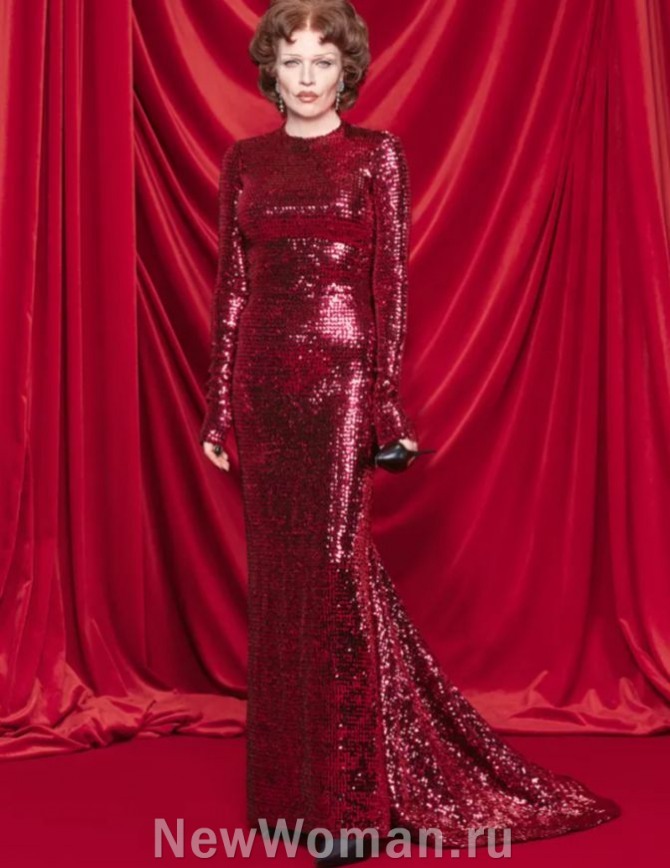 новогоднее платье 2025 красного цвета - блестящее, со шлейфом