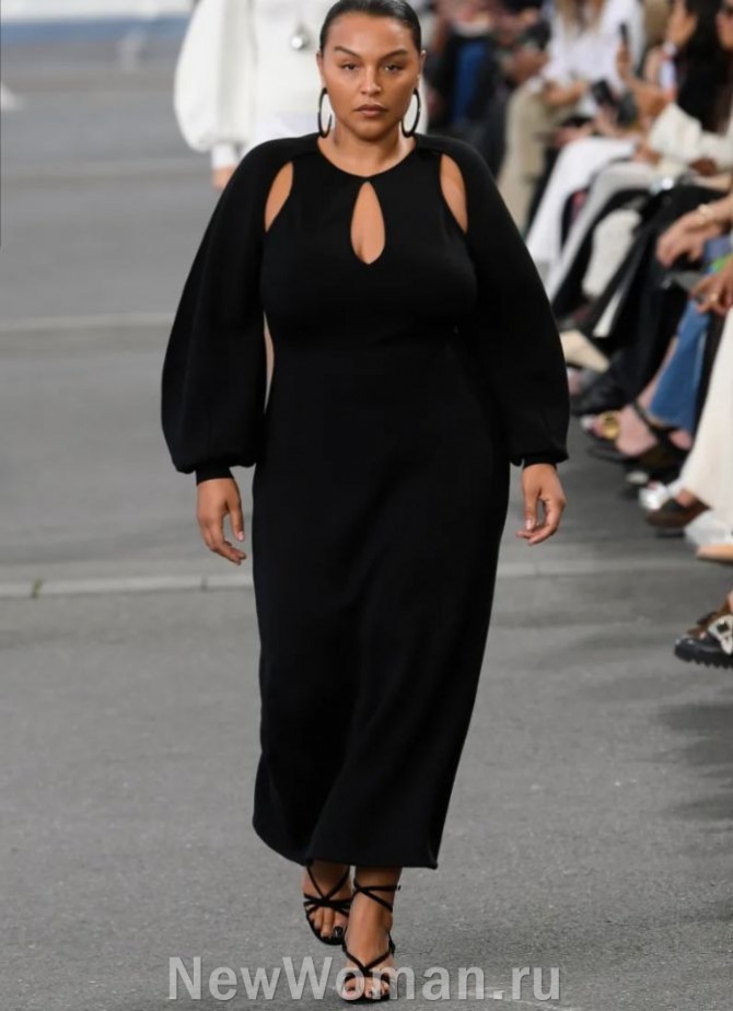 модель с полной фигурой демонстрирует черное бархатное платье