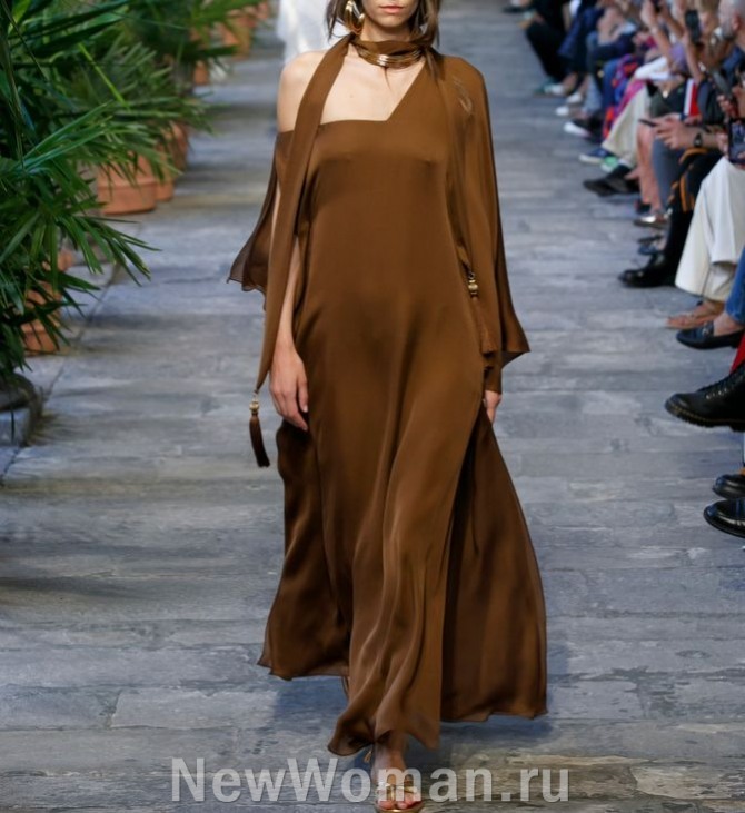 расклешенное коричневое шифоновое осеннее платье 2025 года с асимметричными плечами и рукавами