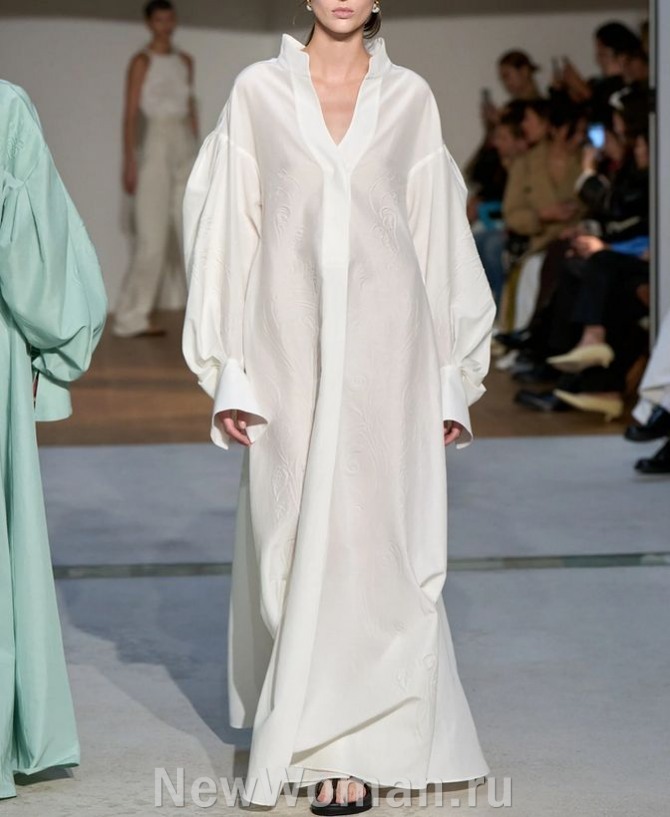 мода для пожилых женщин 2025 года, белое платье-рубашка оверсайз макси длины расклешенного силуэта