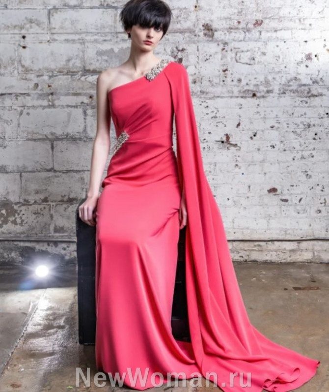 бальное платье красного цвета с асимметричным кроем плеч и рукавов