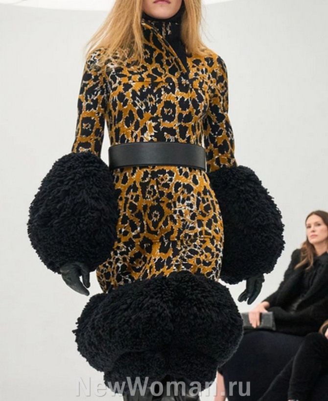 вечернее платье с леопардовым принтом и меховой отделкой от бренда Alaïa, FALL 2024 READY-TO-WEAR, Париж
