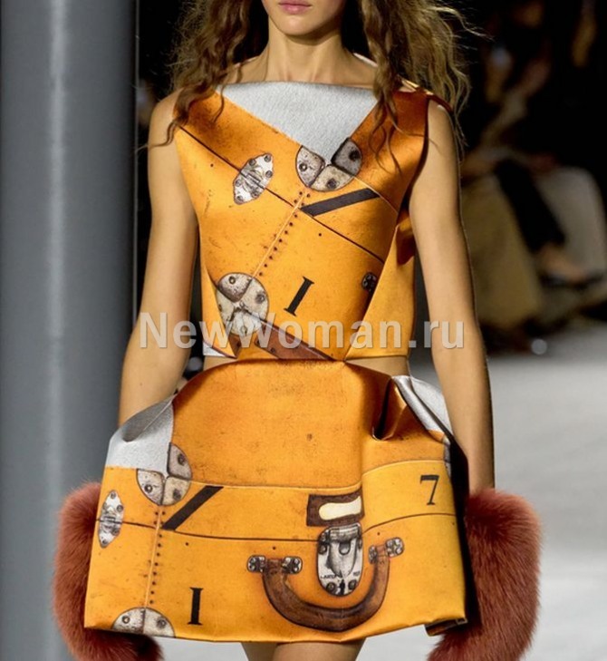 желтое мини-платье с фотопринтом  от бренда Louis Vuitton, FALL 2024 READY-TO-WEAR, Париж