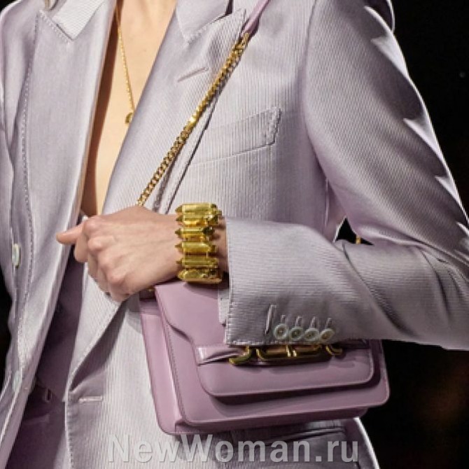 кросс-боди на металлической цепочке, сумка лавандового цвета от бренда Tom Ford, FALL 2024 READY-TO-WEAR, Милан