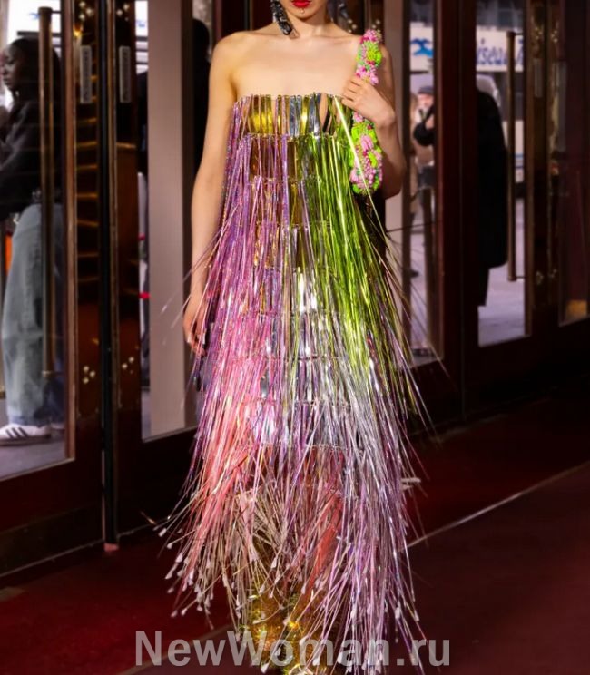 модное новогоднее платье 2025 года из блестящих неоновых нитей тончайшей разноцветной фольги