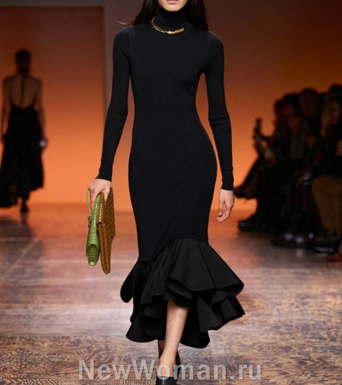 тренды платьев 20215 года, черное платье-годе приталенного силуэта с воротником-стойкой от бренда Bottega Veneta, FALL 2024 READY-TO-WEAR, Милан