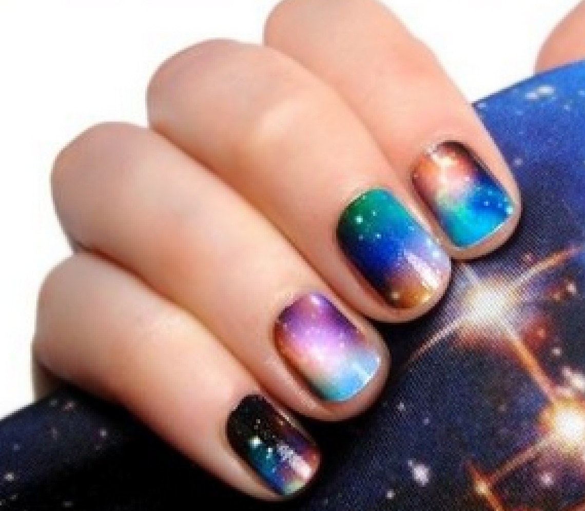 Как накрасить ногти в стиле космос лаком